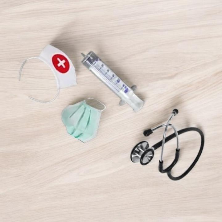 Kids Nurse Costume with Stethoscope, Syringe, Mask, and Nurse Headband – 4-Piece Role-Play Set for Aspiring Nurses!