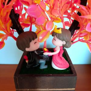 Beautiful Love Couple Under Flower Tree Showpiece – A Symbol of Romance & Togetherness