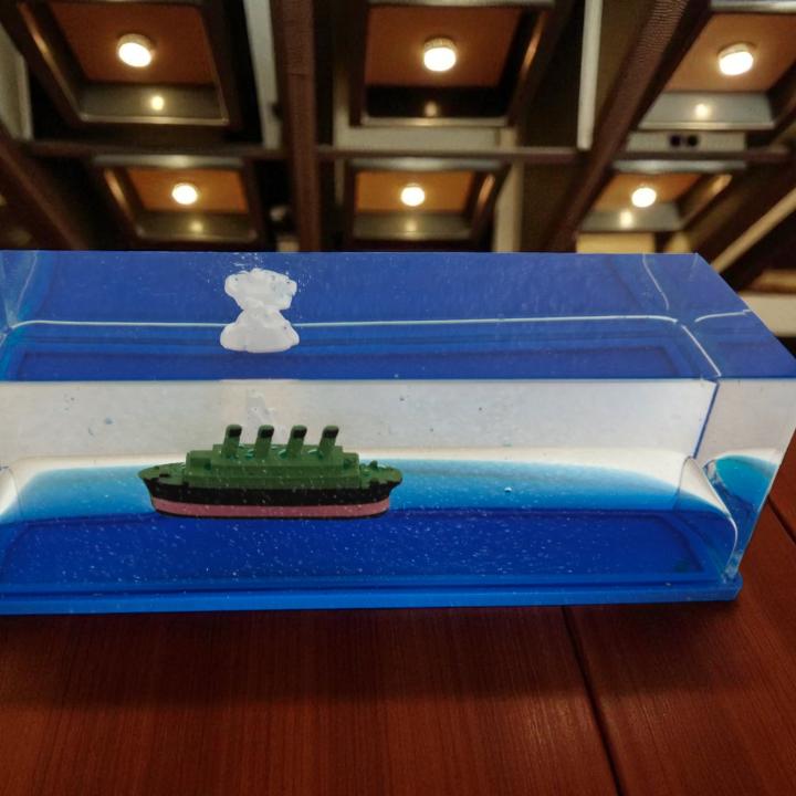Floating Titanic Boat Replica – A Classic Collectible for Home & Office Decor